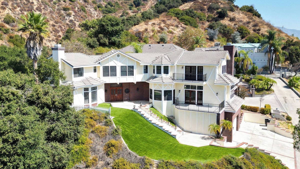 Sierra Madre House | Luxe 4-bedroom Sierra Madre Hilltop Escape