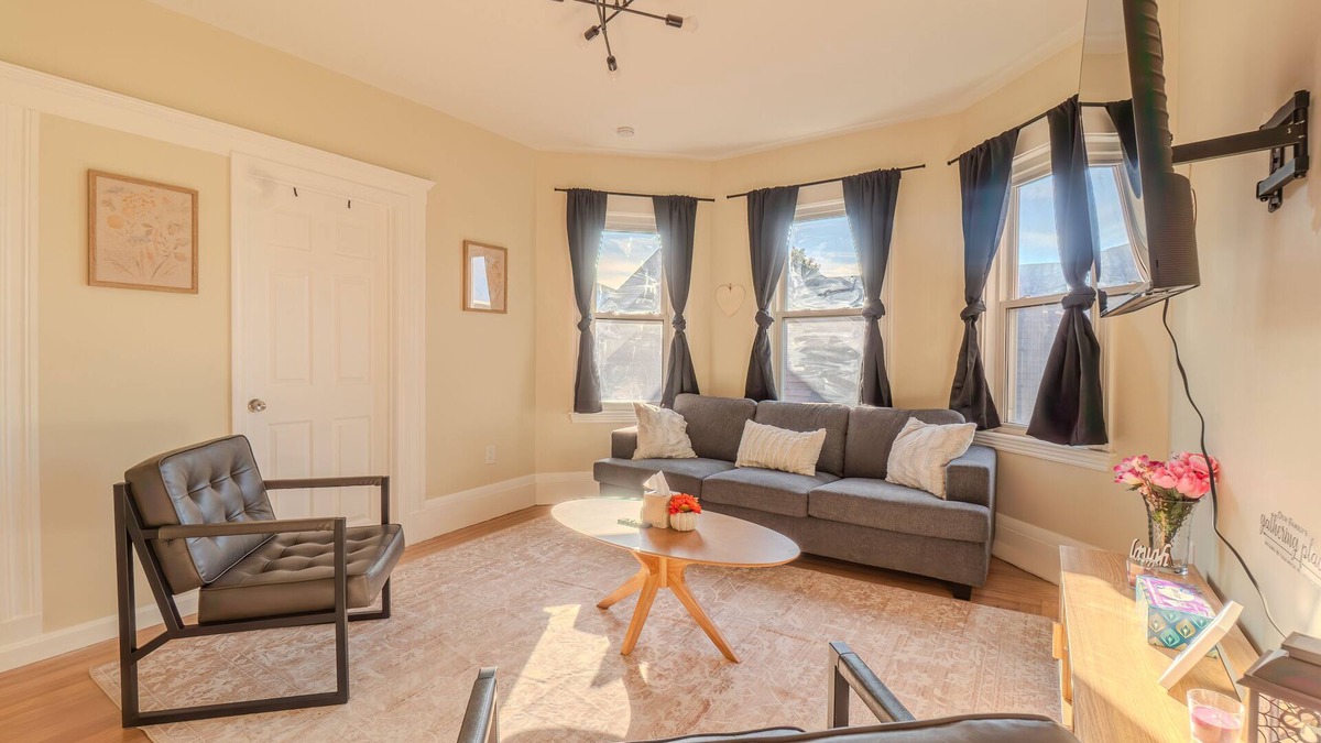 East Somerville House | LUXE 4BDR/2BA Near Boston- T-Station & Encore Casino