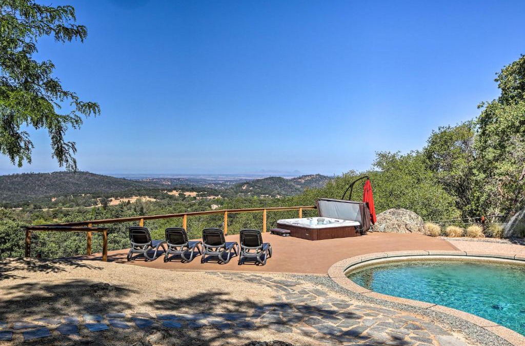 Auburn House | Luxe Auburn Hideaway with Tennis Court and Views!