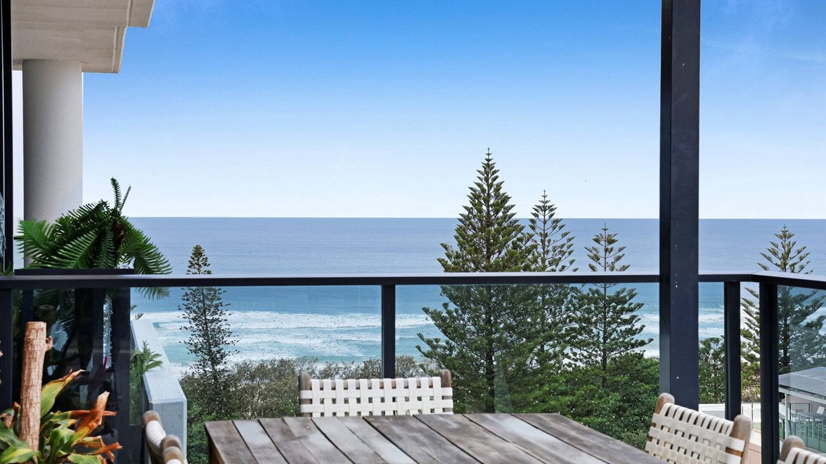 Burleigh Heads Apartment | Luxe Beachfront 2-Bed With Gym, Pool & Views