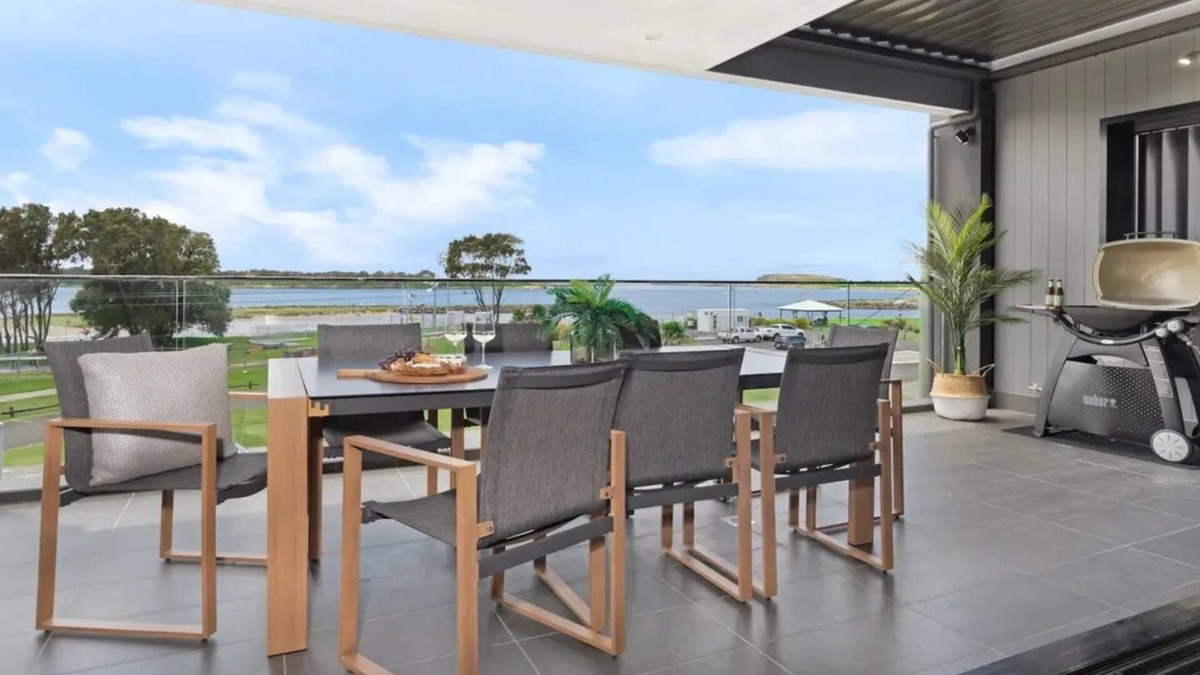 Lake Illawarra House | Luxe by the Lake – Stay 5, Pay 4!