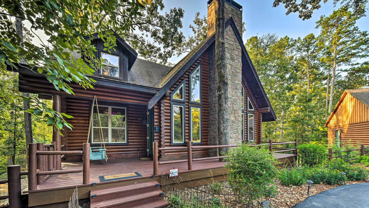 Anderson County Cabin | Luxe Cabin w/ 2 Decks; 3 Blocks to Golfing!