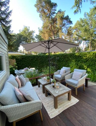 Bosgebied Hoenderloo Ski Chalet | Luxe Chalet met prachtig terras op de Veluwe , veel privacy
