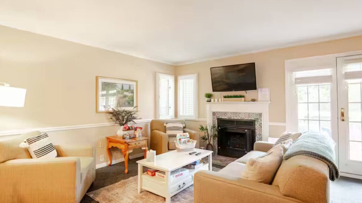 Norwich Condo | Luxe Condo in Norwich Less Than 3 Minutes From Mohegan Sun