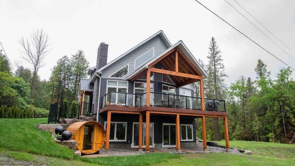Fenelon Falls Cottage | *Luxe Cottage* Riverview Manor (Sauna, Games Rm)