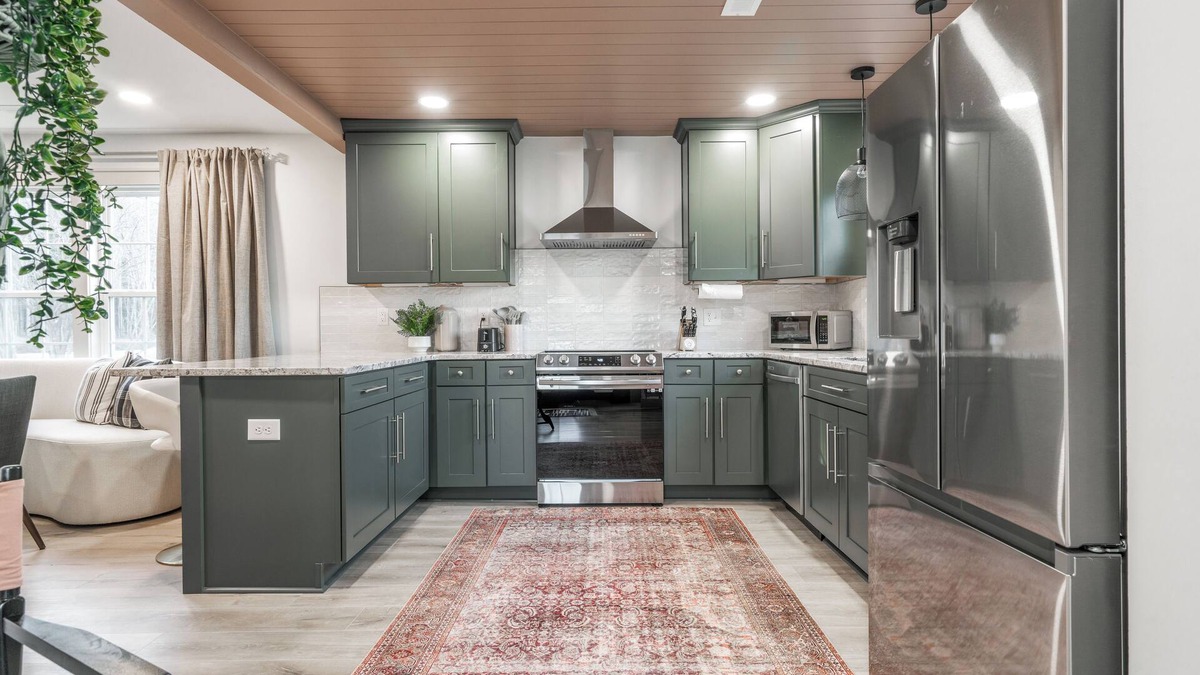 Southmont House | Luxe Cottage w/hot tub + firepit + library near lake. Pet friendly!