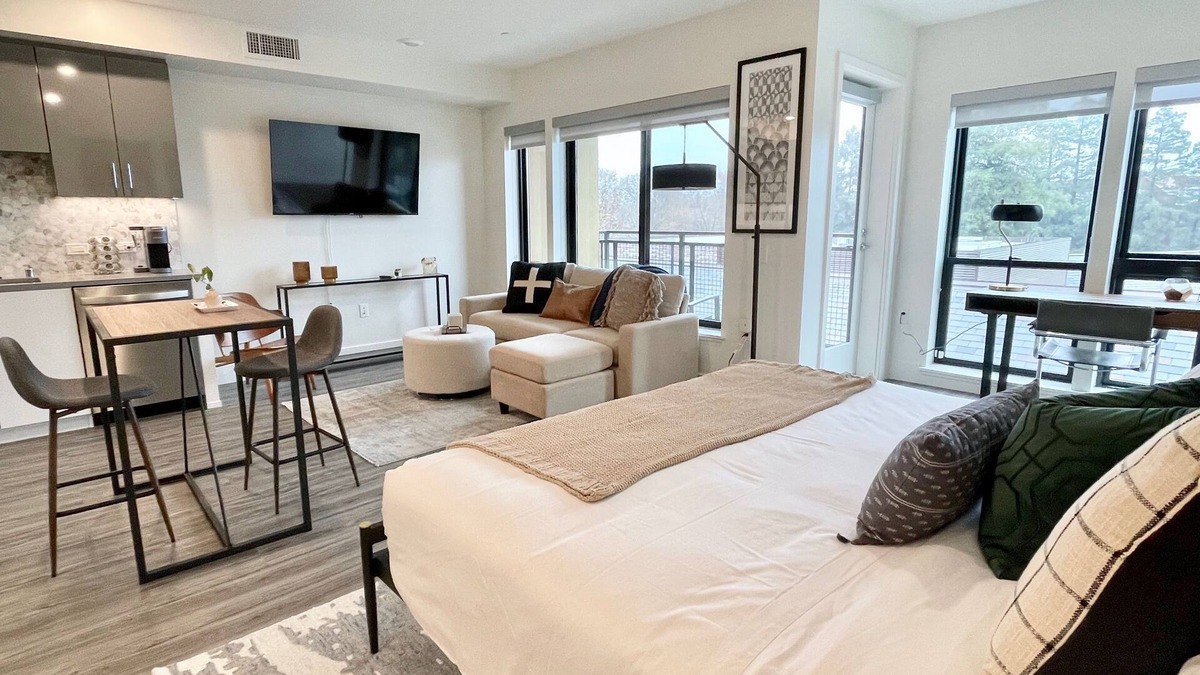 Walnut Creek Apartment | LUXE DOWNTOWN w/VIEW in-unit W/D Work from Home King Bed Gigabit WiFi