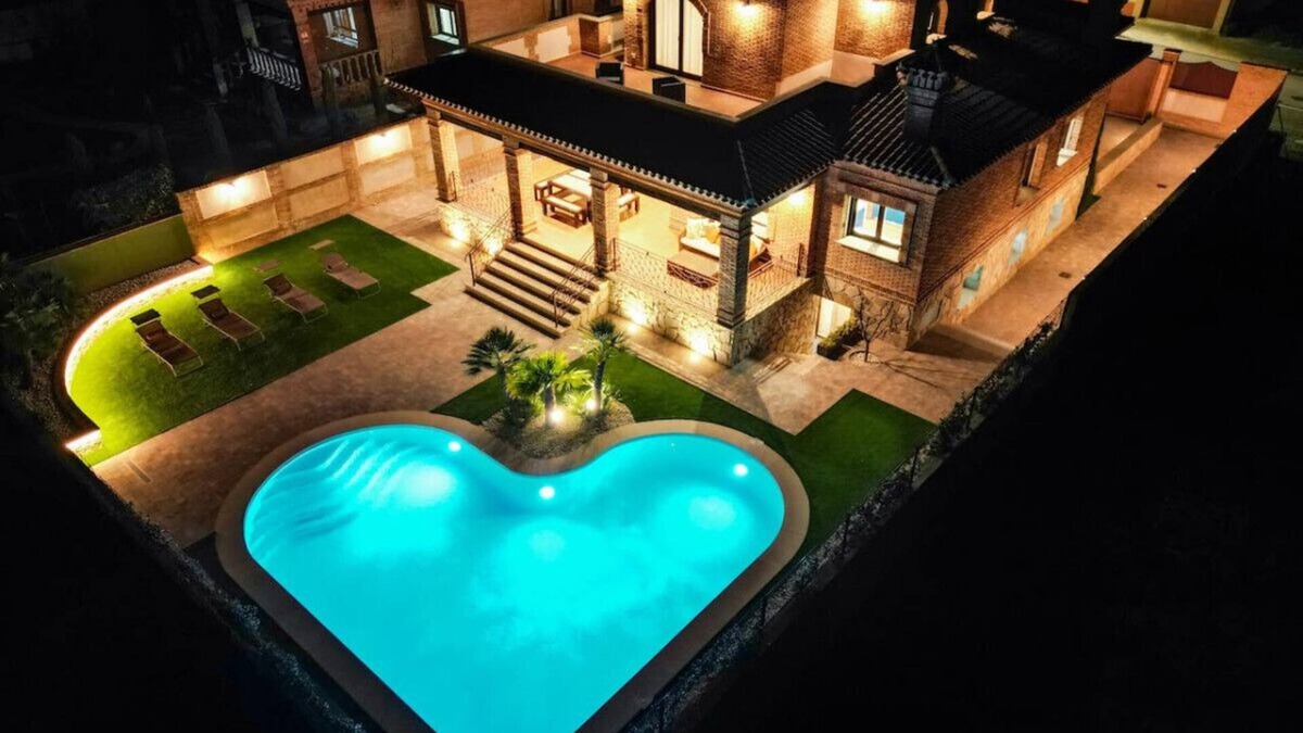 Layos Villa | Luxe Experience Toledo | Pool | BBQ | Billiards | Billiards