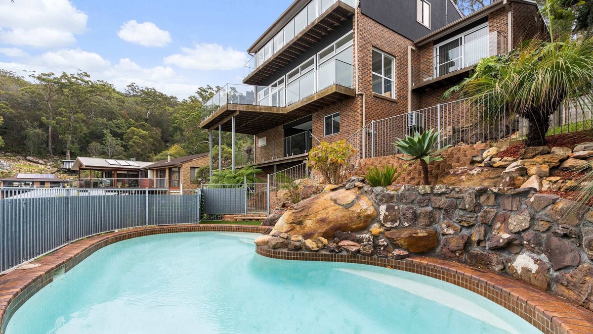 Tascott House | Luxe Family Retreat - Large Pool and Sea Views