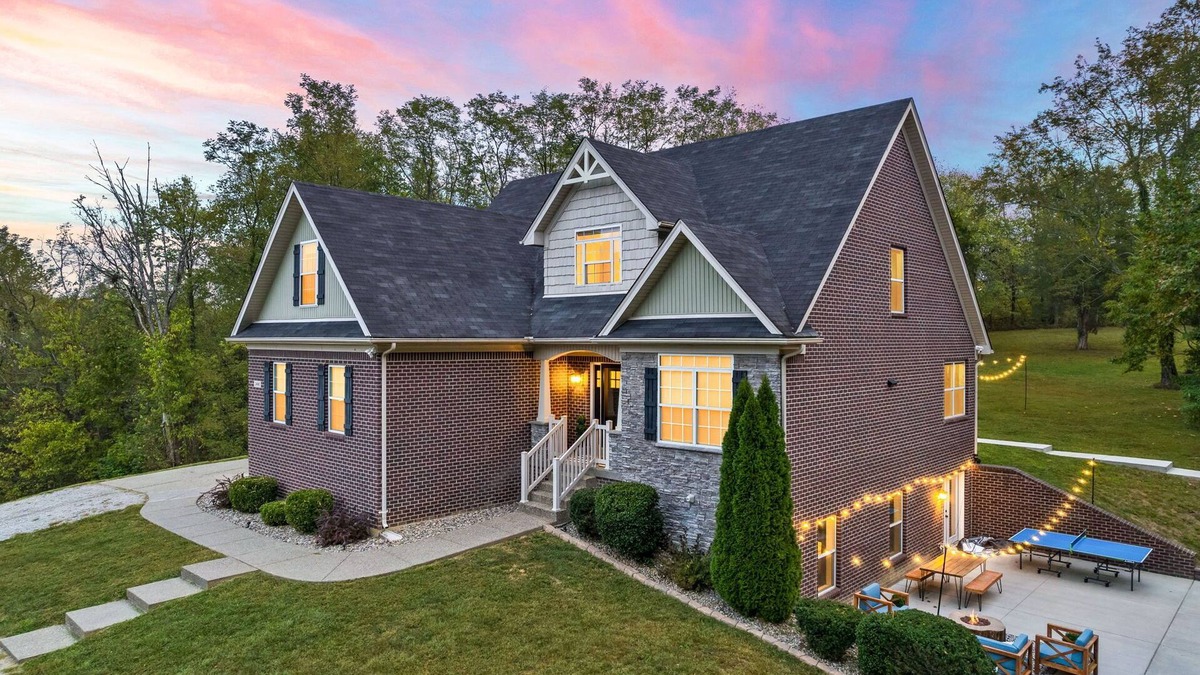 Waddy House | ✨Luxe Farmhouse✨Bourbon Trail✨ 4 king Beds ✨Hot Tub Games Trails sleeps 16