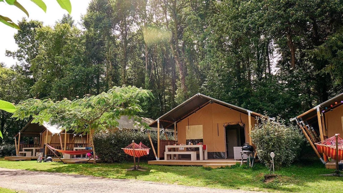 La Chapelle-aux-Filtzmeens Ski Chalet | Luxe 5 pers. Villatent at five-star camping Domaine du Logis, water spray park