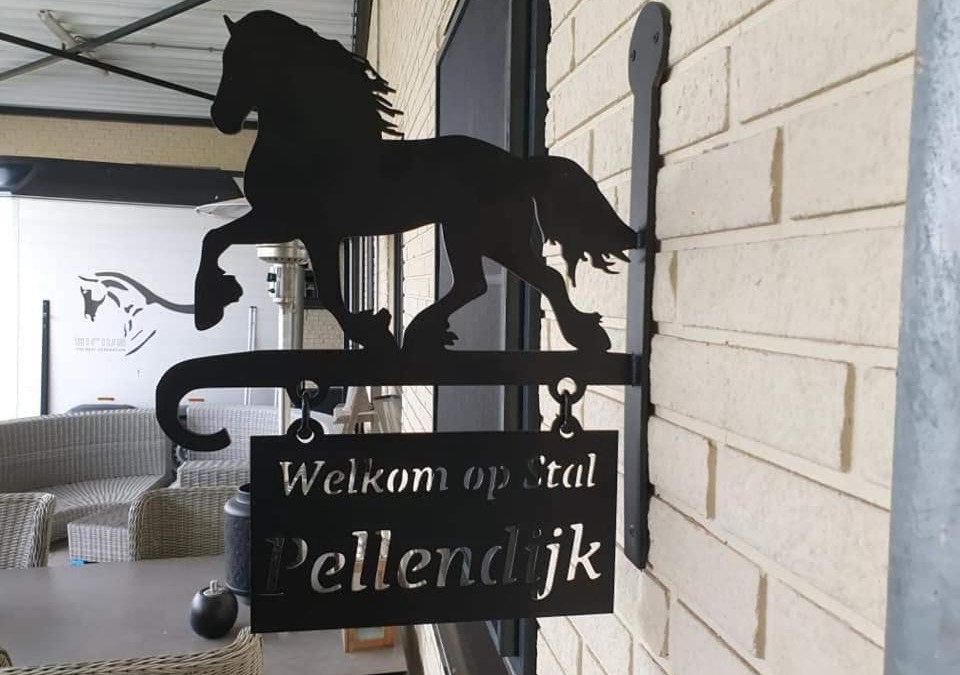 Westendorp House | Luxe gastenkamer met living en keuken bij Friezen paarden Stal Pellendijk