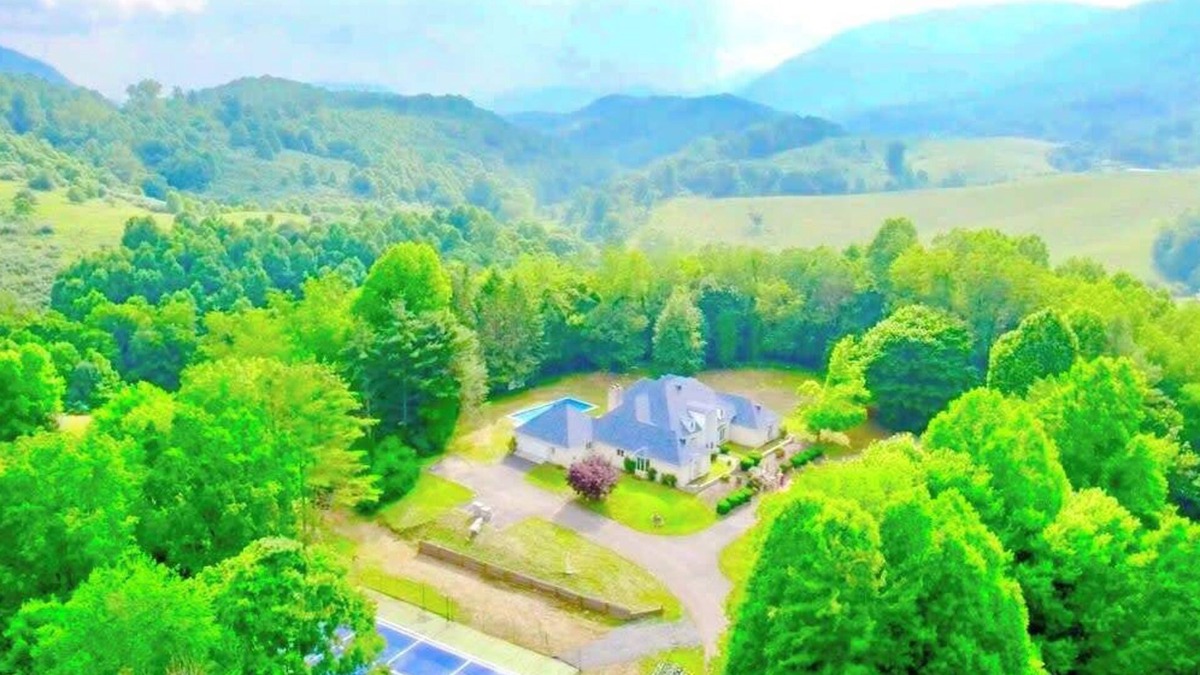Andover House | LUXE: Gated Mansion - Basketball Court, Movie Theater, Acreage