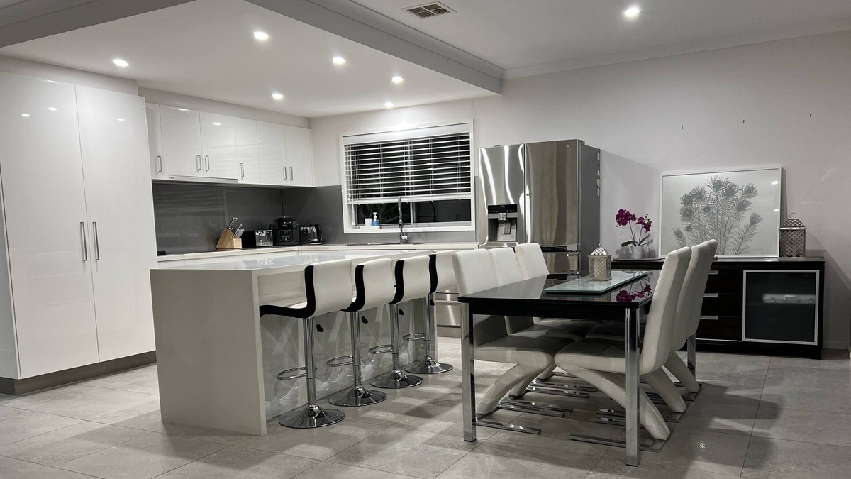Casey House | Luxe Gungahlin 5 Bedroom Home Views Wifi Netflix Wine