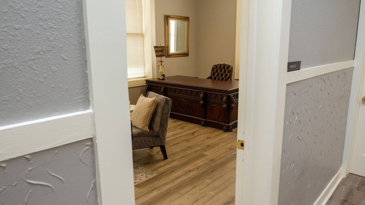 Jackson Apartment | Luxe historic downtown 1-bedroom corporate apartment with WiFi, fitness room