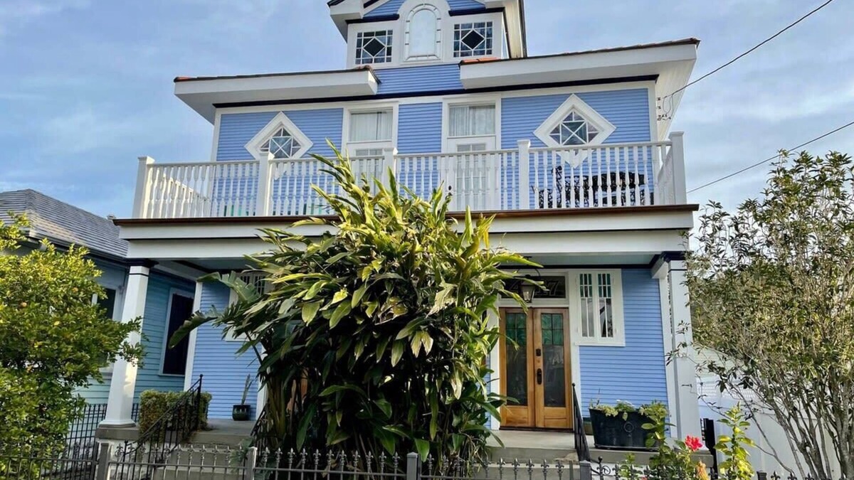 New Orleans House | Luxe Historic Mid City | Balcony | Streetcar+Cafe