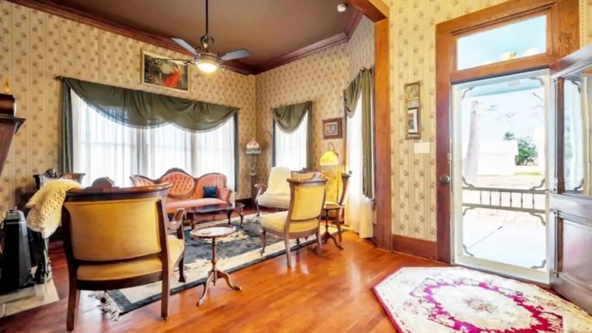 Hemphill House | Luxe Historic Private Getaway Minutes to the Lake!