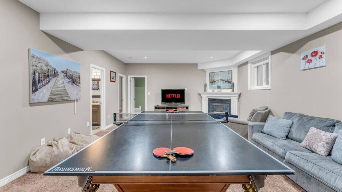 Niagara Falls House | Luxe Home I Mins from Falls I Pool & Pong Table