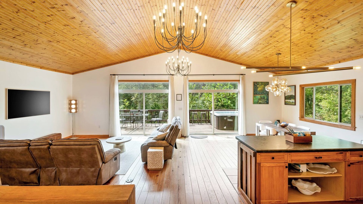 Luray House | Luxe Hot Tub Game Room 29 Min to Shenandoah National Park River 5 Acres