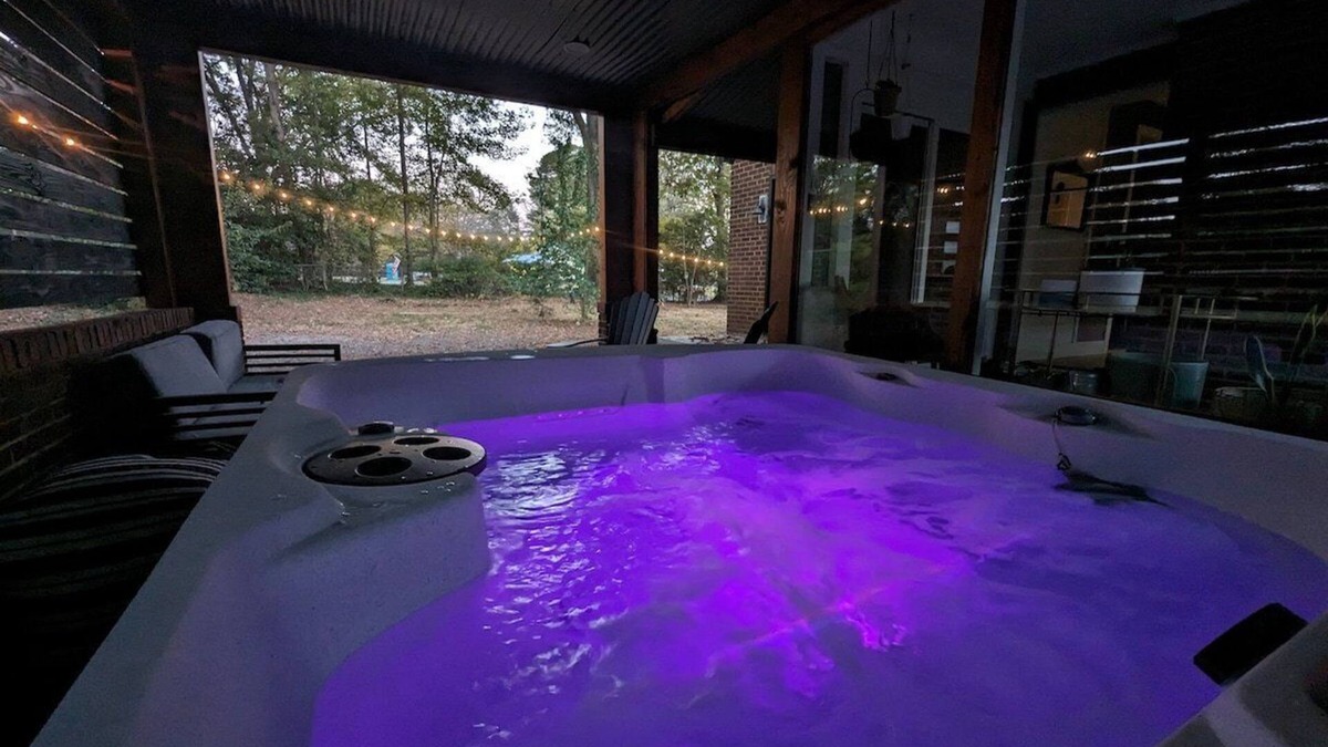 Matthews House | *LUXE*HOTTUB*FIREPIT*SUPERHOST*Walk2DTMatthews*EV*