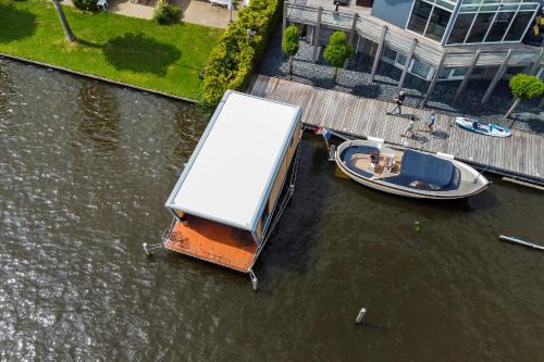 Grou Boat Rental | Luxe Houseboat Skoft