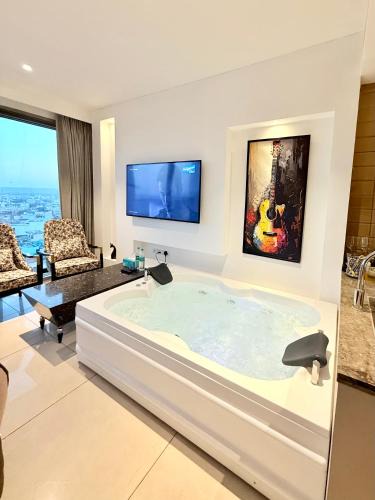 Gurugram Apartment | Luxe jacuzzi studio key 2