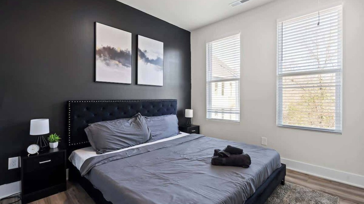 Charlotte House | Luxe King 3BR Townhouse -Mins to Uptown CLT!