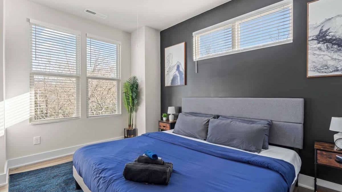 Charlotte House | Luxe King 3BR Townhouse Mins to Uptown CLT!
