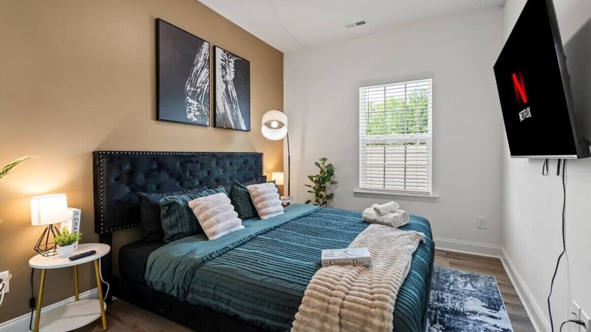 Paw Creek House | Luxe King 3BR Townhouse to Uptown Charlotte NC!