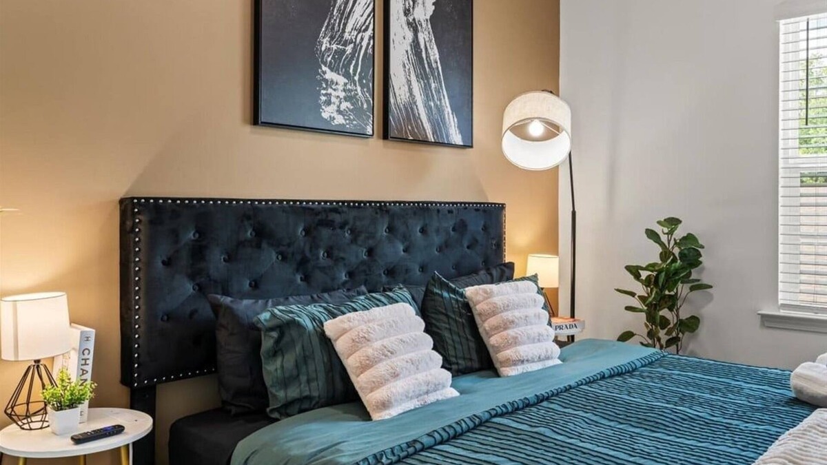 Paw Creek House | Luxe King 3BR Townhouse Mins to Uptown CLT NC!