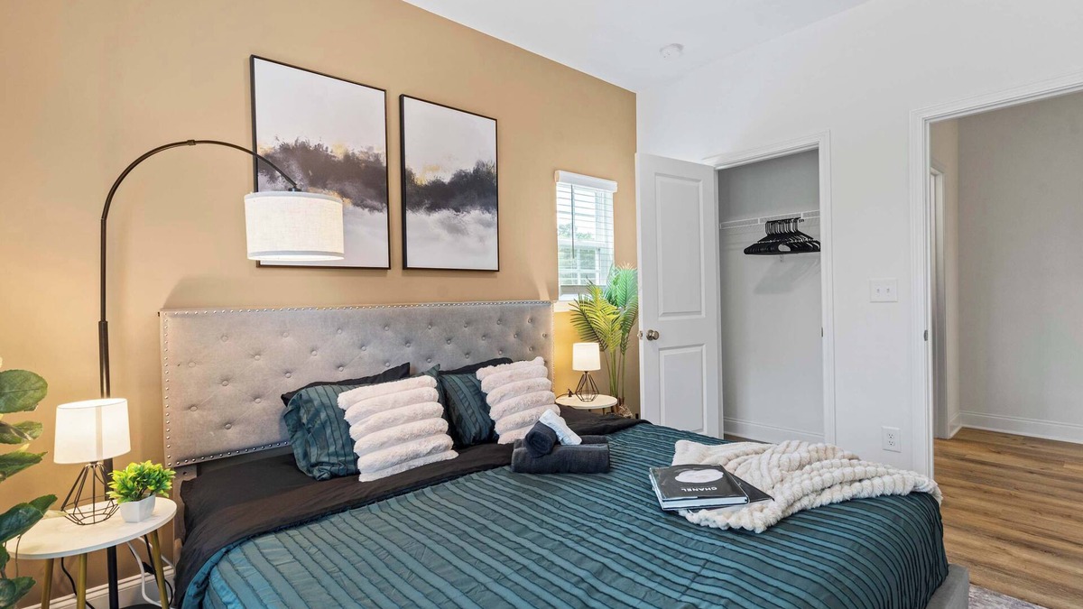 Paw Creek House | Luxe King 3BR Townhouse Mins to Uptown Charlotte NC!