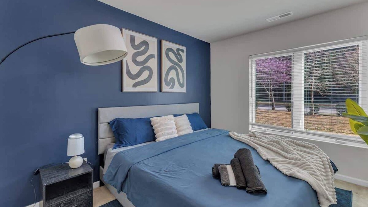 Southwest Raleigh House | Luxe King 3BR Townhouse Mins Downtown!