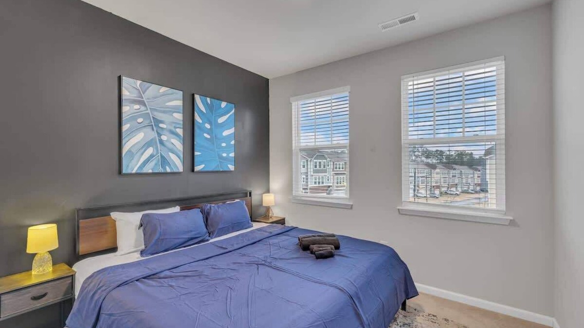 Durham House | Luxe King 4 BR Townhouse Mins to Dwtn Durham!