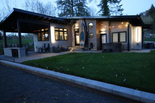 Mossyrock House | Luxe Lake Cabin Hot tub Grill Firepit EV charger