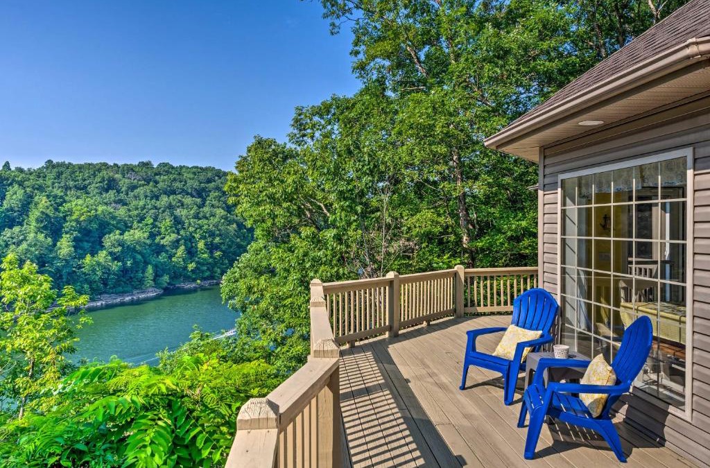 Jamestown House | Luxe Lake Cumberland Retreat with Decks on 1 Acre!