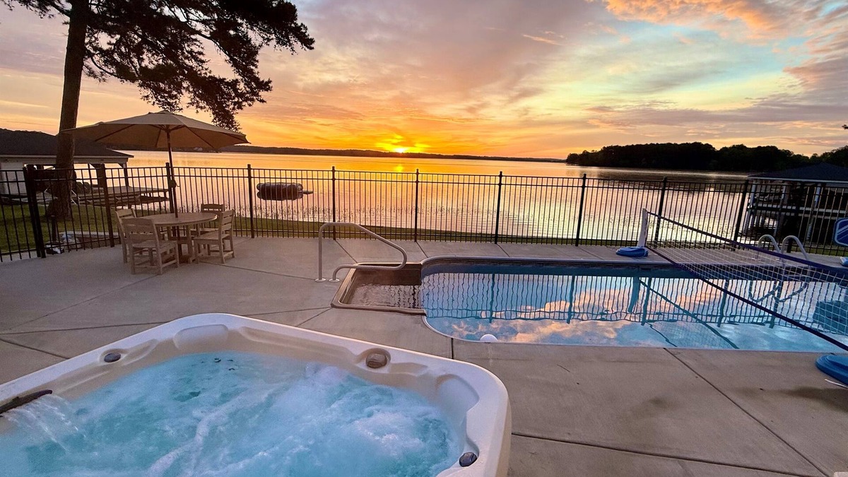 Myrick Estates House | 🔥Luxe Lakefront Escape! HEATED Pool🌊Hot Tub✨Stunning Sunrise🌅8BR+Guest House!