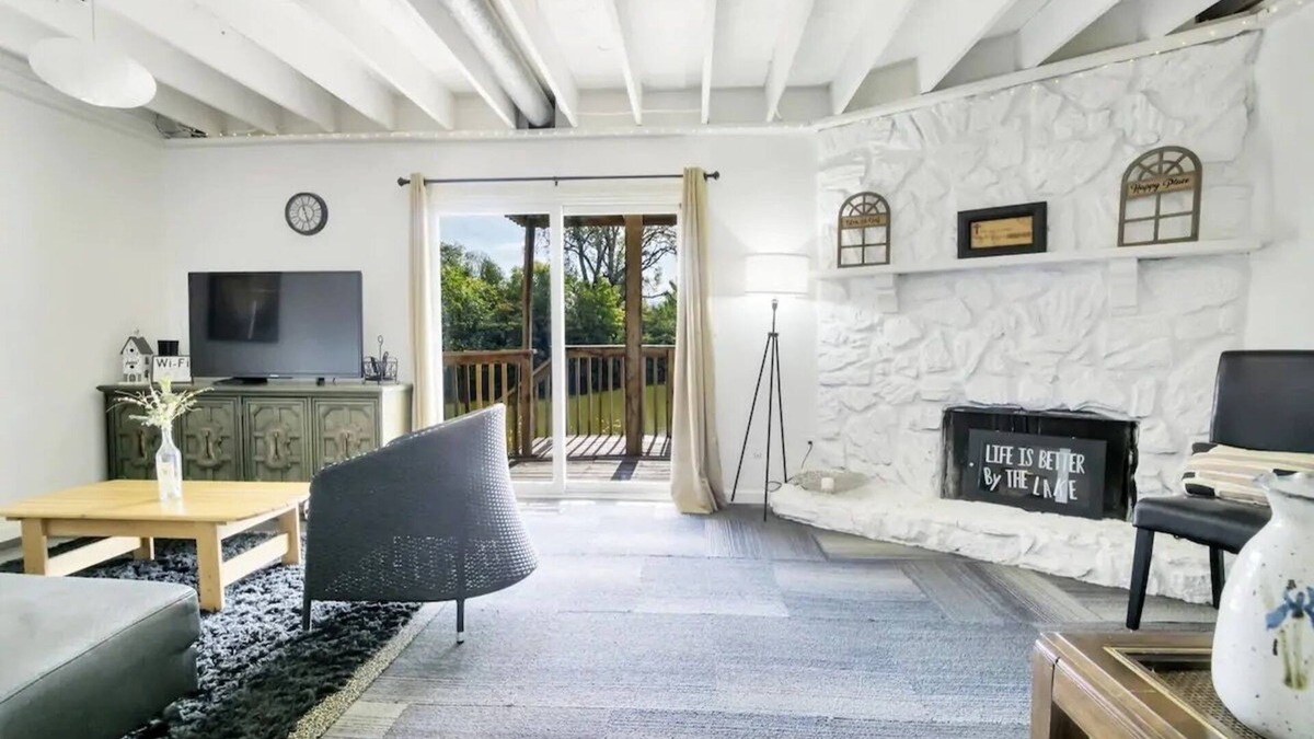 Grandview House | Luxe Lakefront Getaway in Heart of City! (CDC Safe)