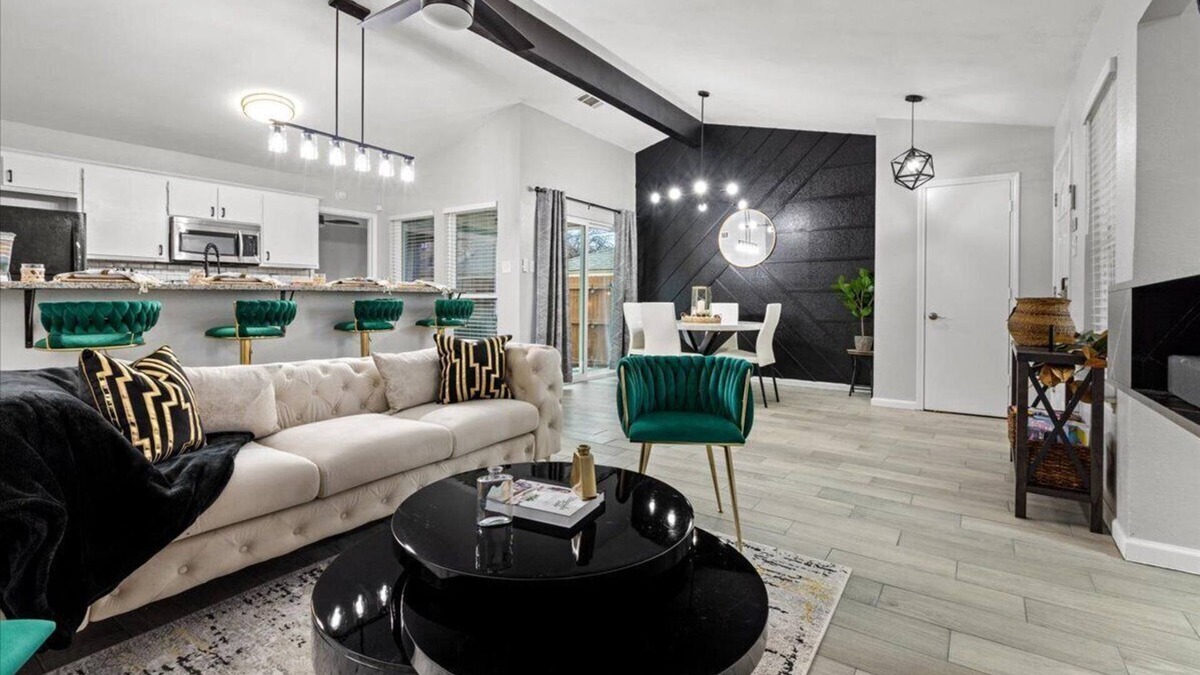 West Arlington House | Luxe Landing in Arlington, TX