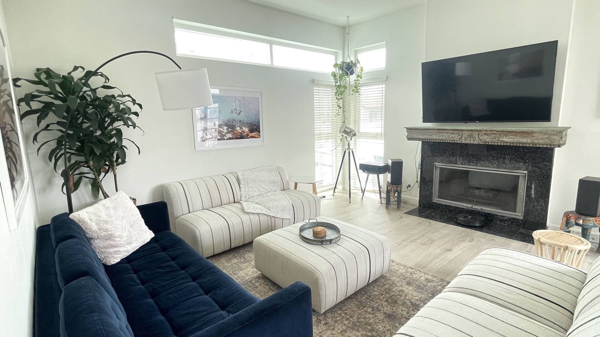 Venice House | Luxe large 2BR, Steps to Beach w Roof Deck & Free Parking, Excellent Location!