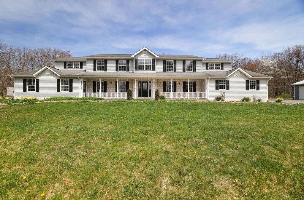 Kunkletown Villa | Luxe Lrg Pocono House for 18 Hot Tub/Gameroom/Pool