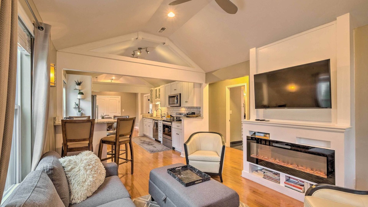 Lyndon House | Luxe Lyndon Home < 11 Mi to Dtwn Louisville!