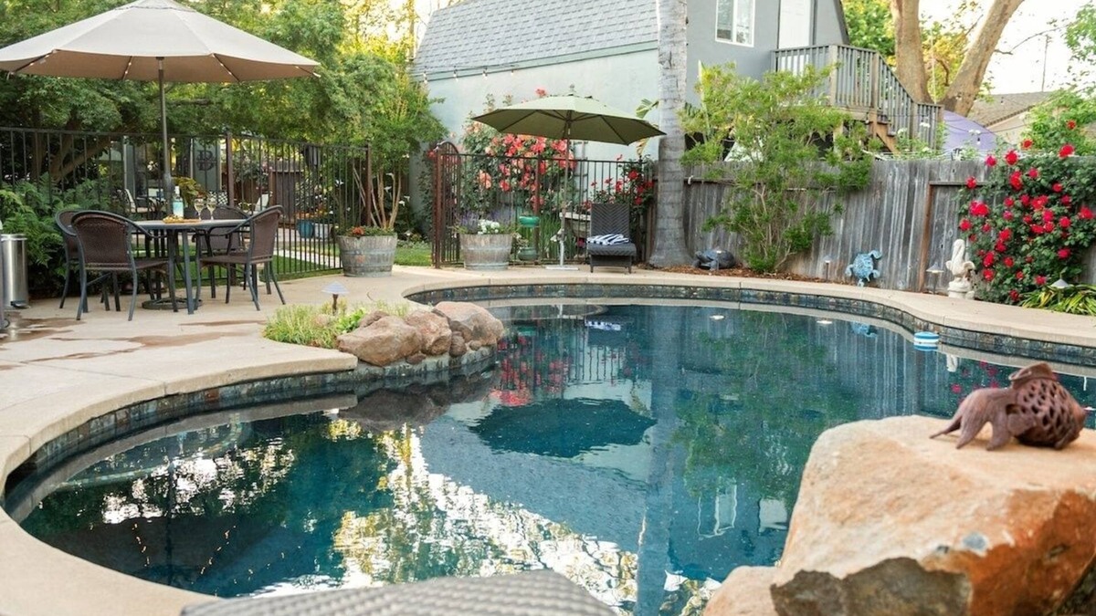 East Sacramento House | Luxe Mid-Town Bungalow
