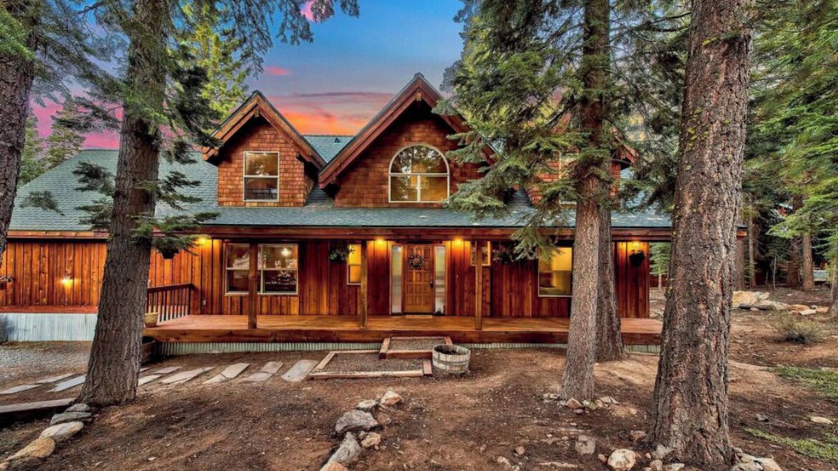Ponderosa Palisades House | Luxe Modern Farmhouse w/bunk room and sports lawn