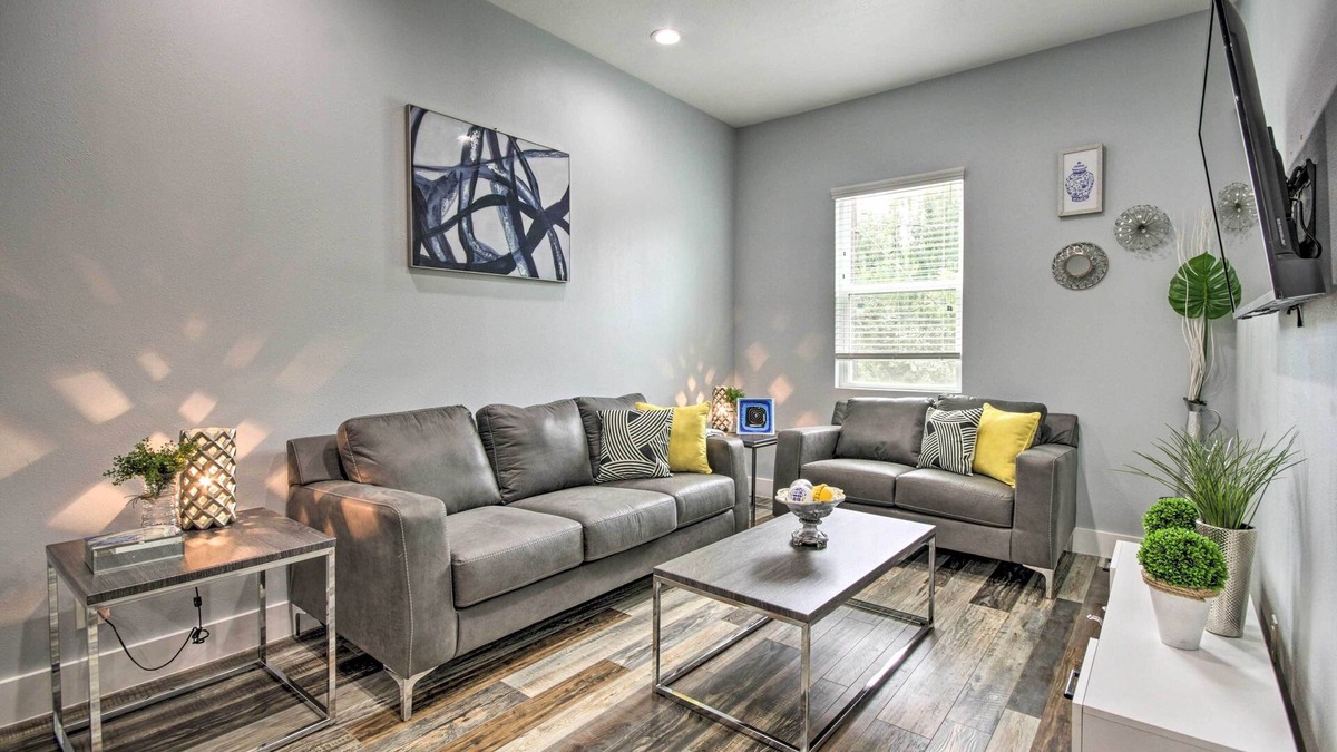 Uptown Apartment | Luxe, Modern Houston Apt - 1 Mile to The Galleria!