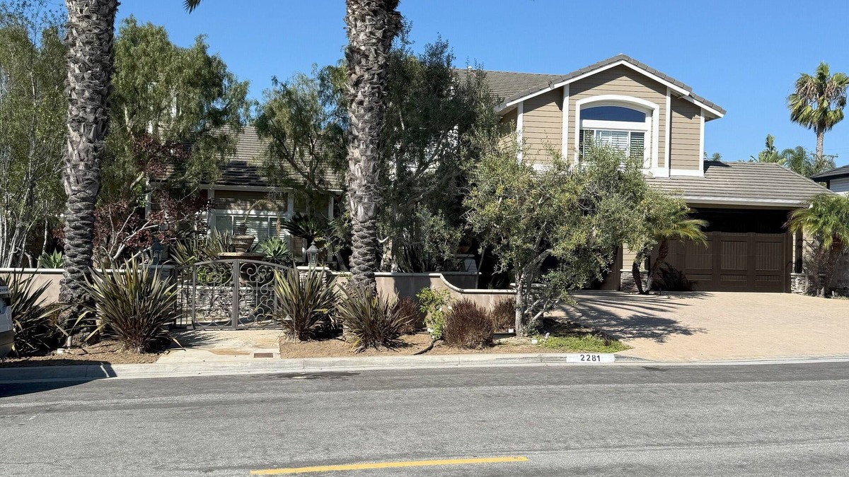 Santa Ana Heights House | Luxe Modern Retreat with Pool, Billard table & Gym - Perfect for Entertaining