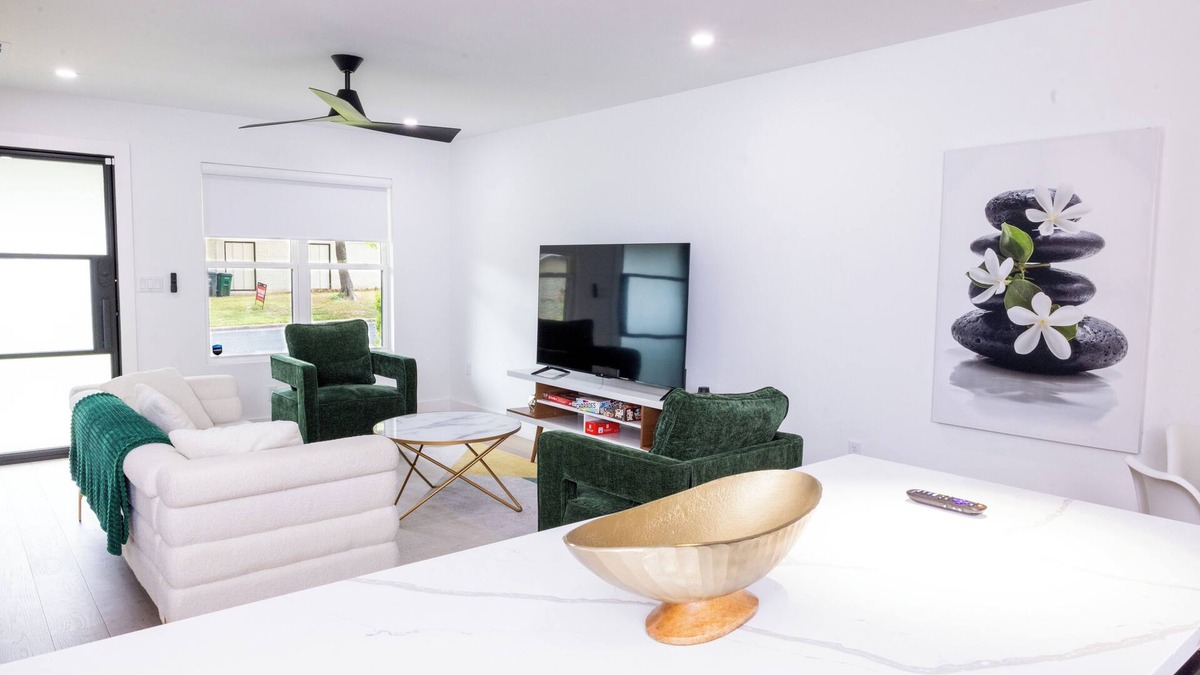 Windsor Park House | Luxe & Modern Retreat with Private Backyard Oasis
