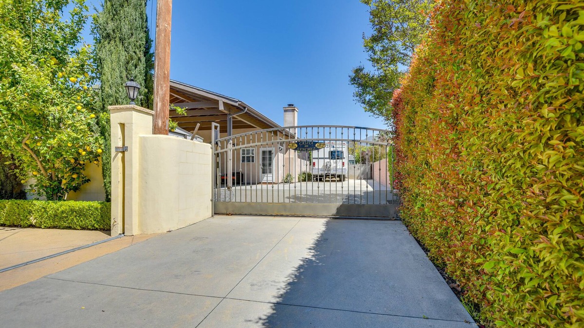 North Arroyo House | Luxe Pasadena Casita w/Fireplace & Grill