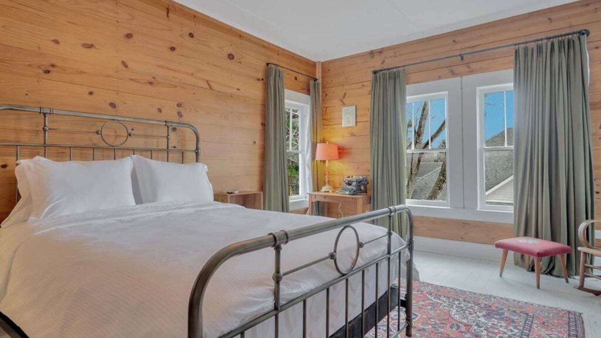 Hemphill House | Luxe Private Room in Historic Manor Near Lake!
