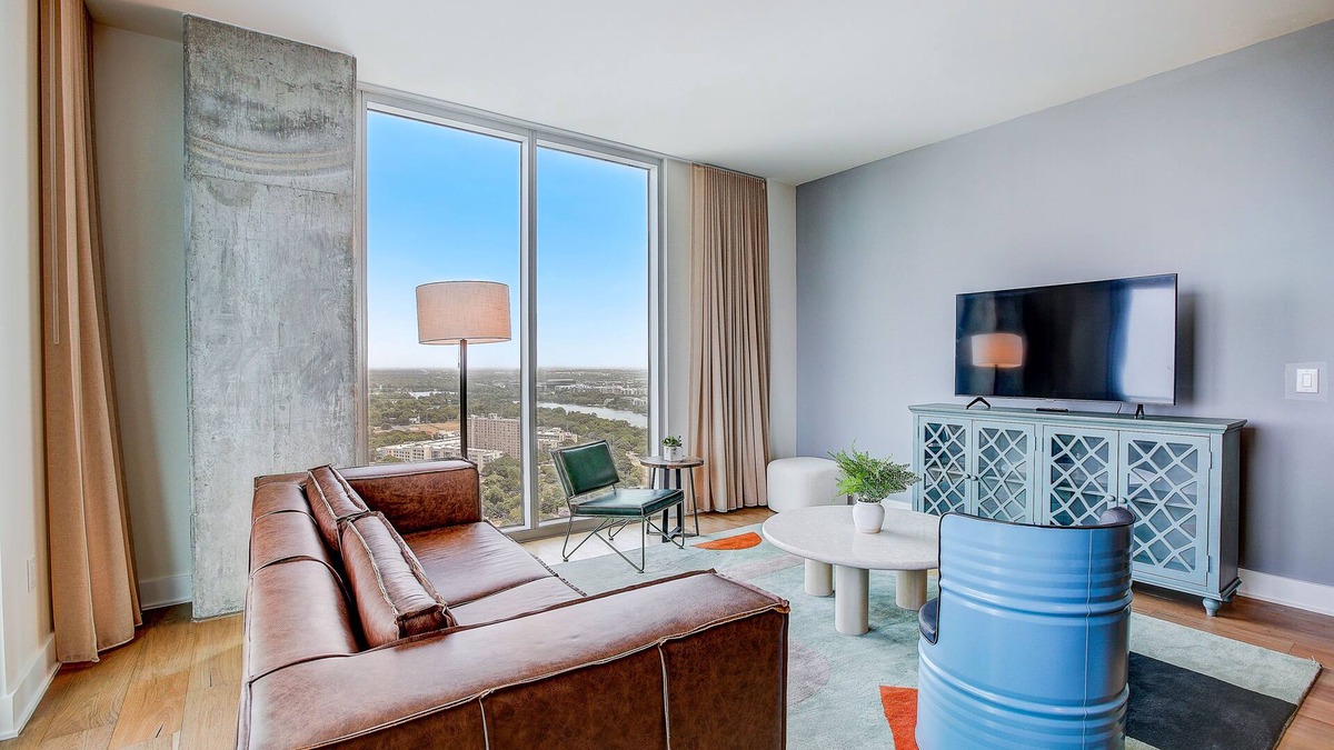 Rainey Street Historic District Condo | Luxe Rainey St corner condo with lakeview balcony, rooftop pool & gym
