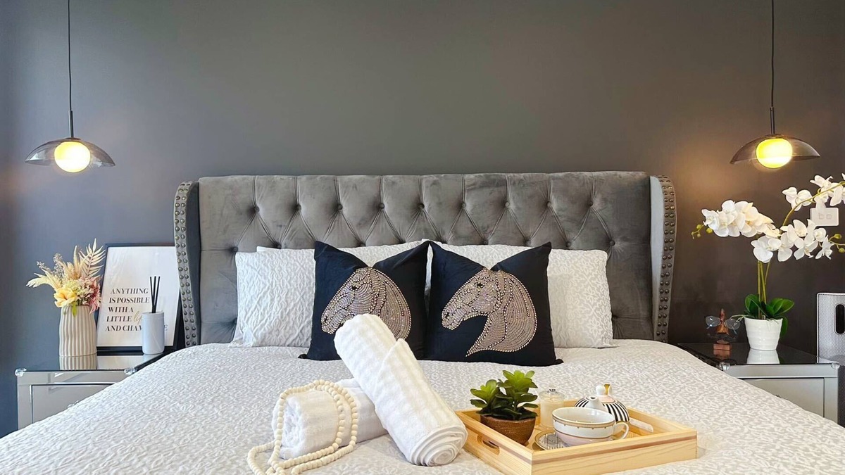 Rokeby House | Luxe Retreat with Spa - Near airport & CBD